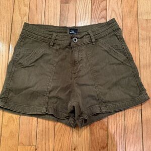 Kuhl Women's Cargo Shorts in Olive Green Size 4 Gorpcore outdoor hiking